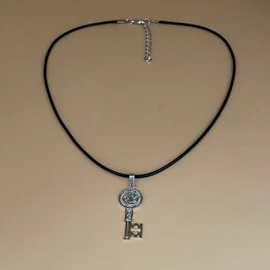 TClaudia, Medalla San Benito de plata 925, diseño llave de San Benito. Joyería para mujer y hombre de calidad. Protege a tus seres queridos con este regalo excepcional. Grande con collar de hilo.