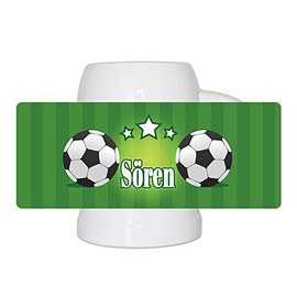 Fußball-Bierkrug mit Namen Sören und schönem Motiv mit Fußbällen und grünem Hintergrund für Männer - Fan-Bierkrug personalisiert - Deutschland-Krug - Bierhumpen